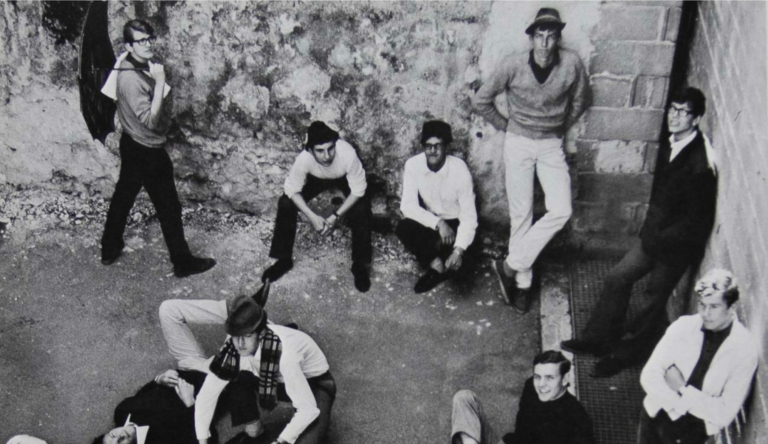 Wir sehen ein historisches Schwarzweißfoto aus der Zeit der Jugendorganisation MK, vermutlich aufgenommen zwischen 1960 und 1970.