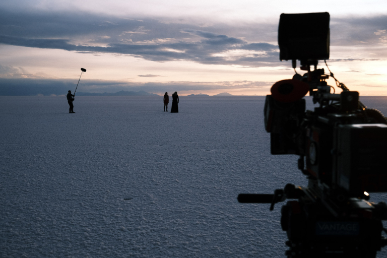 Dreh in der Uyuni-Wüste. Wir sehen Helmut, Peter Rösner und eine weitere Person beim Dreh des Kunstfilms von Helmut Ditsch