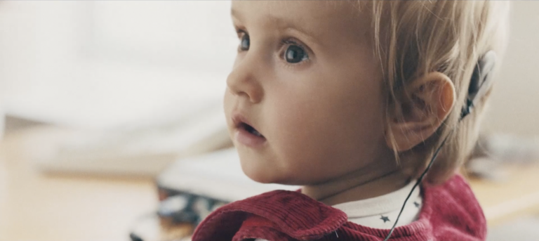 Ein Kleinkind beim Dreh des Werbefilms MEDEL The Greatest Gift