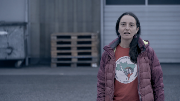 Wir sehen die Aktivistin Sónia Melo beim Dreh eines Films für die Sezonieri Kampagne