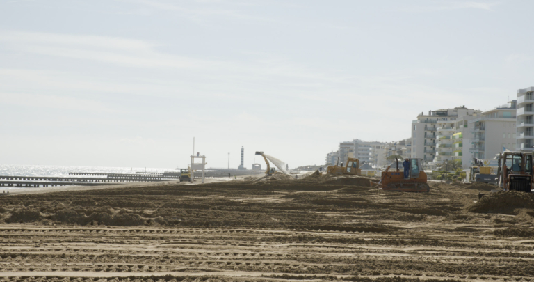 Bagger präparieren den Strand im Dokumentarfilm Vista Mare