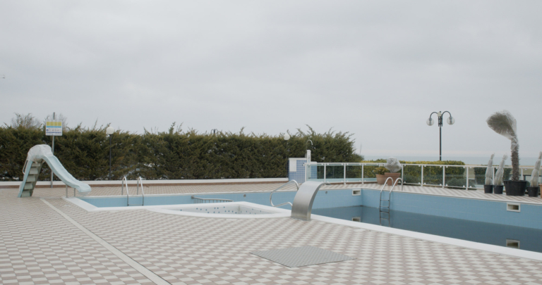 Ein leerer Pool im Dokumentarfilm Vista Mare