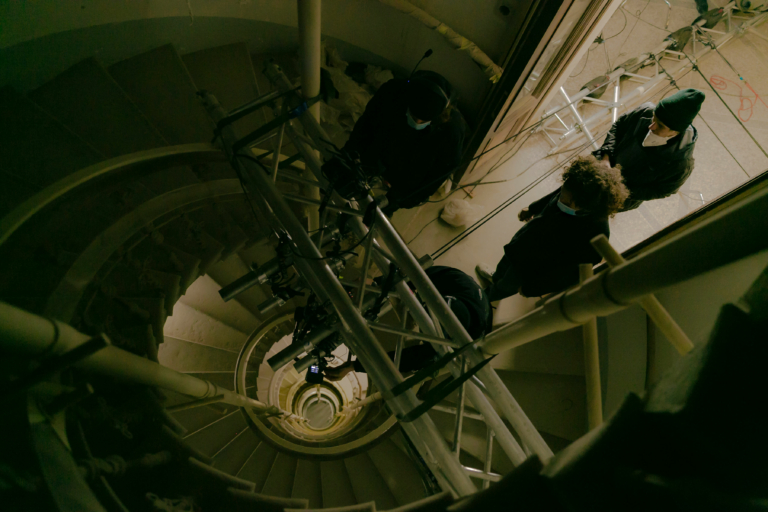 Eine spektakuläre Kamerafahrt im Stiegenhaus der Akademie der bildenden Künste beim Dreh des Kunstfilms von Helmut Ditsch